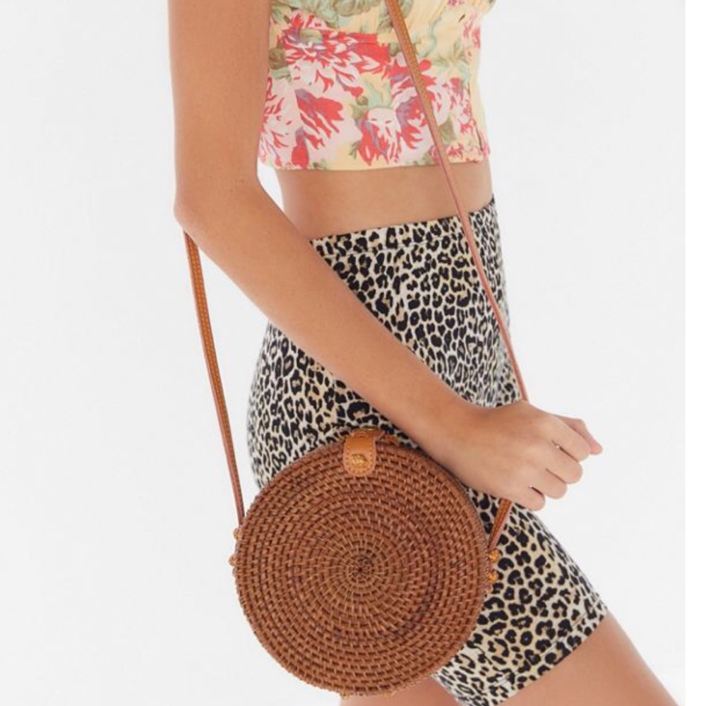 Woven circle raffia crossbody.
